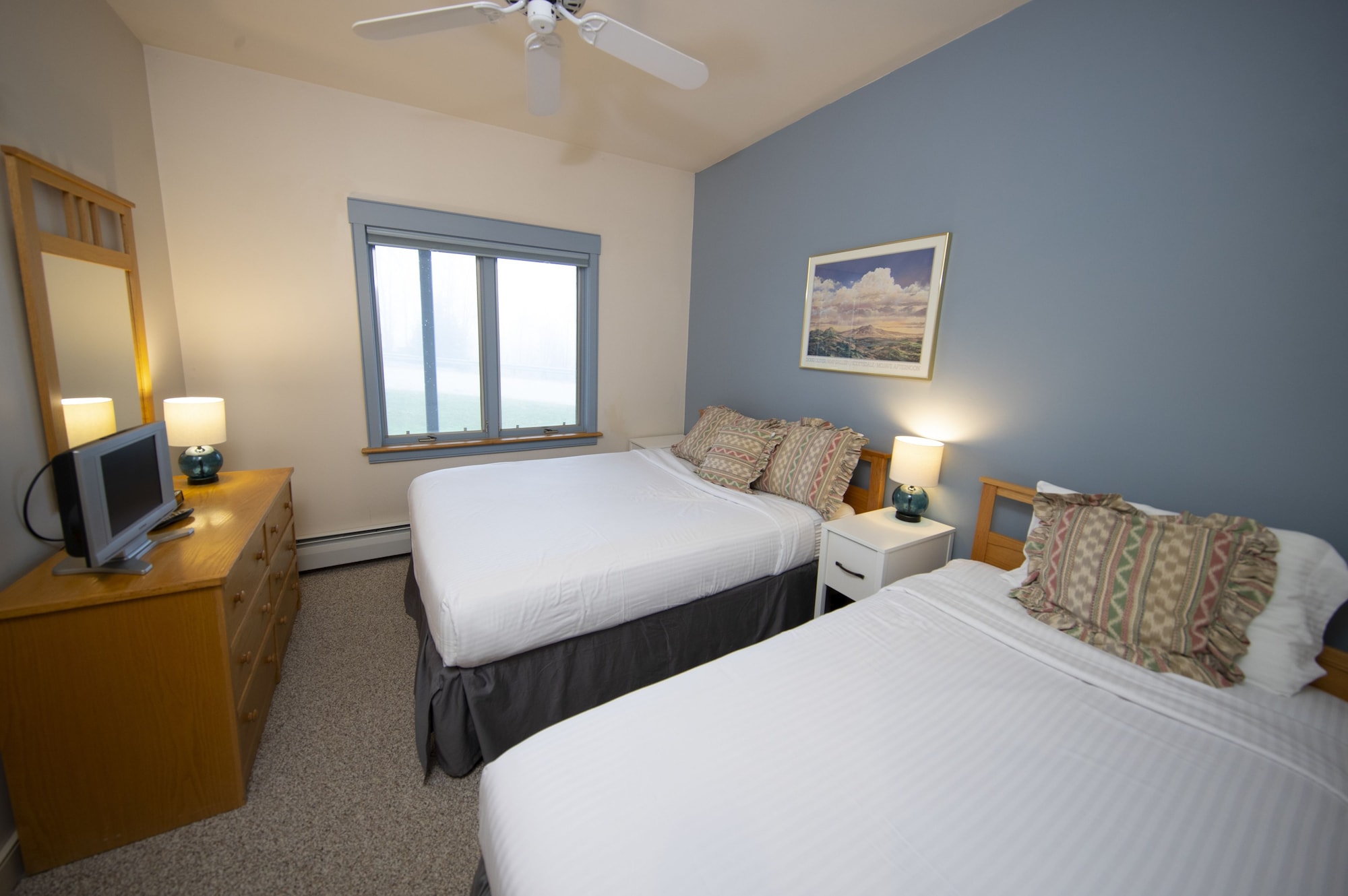 2 Bedrooms, Village, Suite, Queen and Twin Beds, Mountain Side, Sofa
