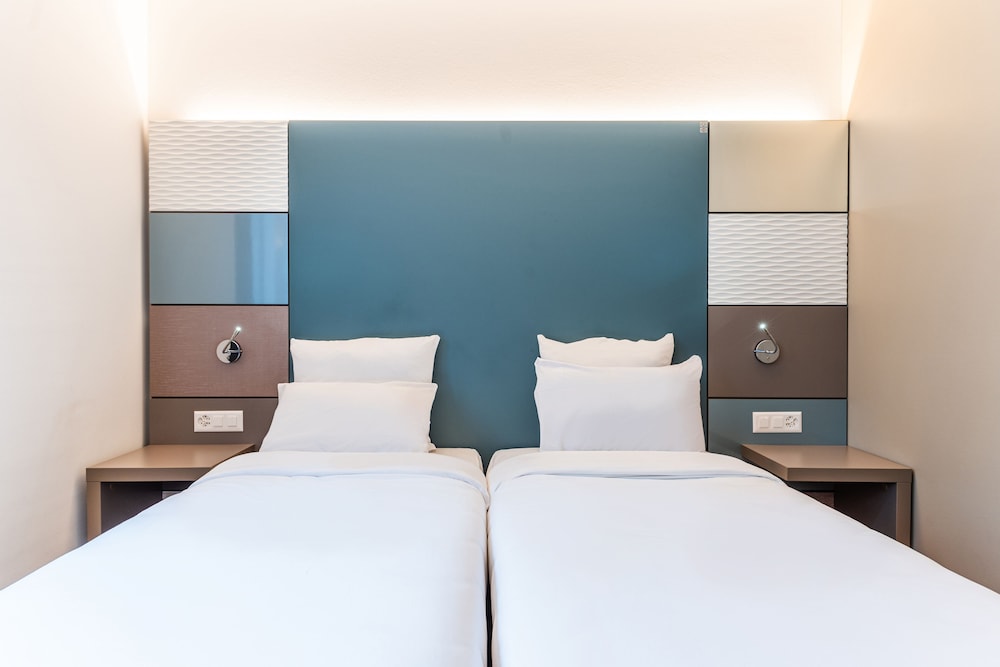 ROOM, TWIN BEDS