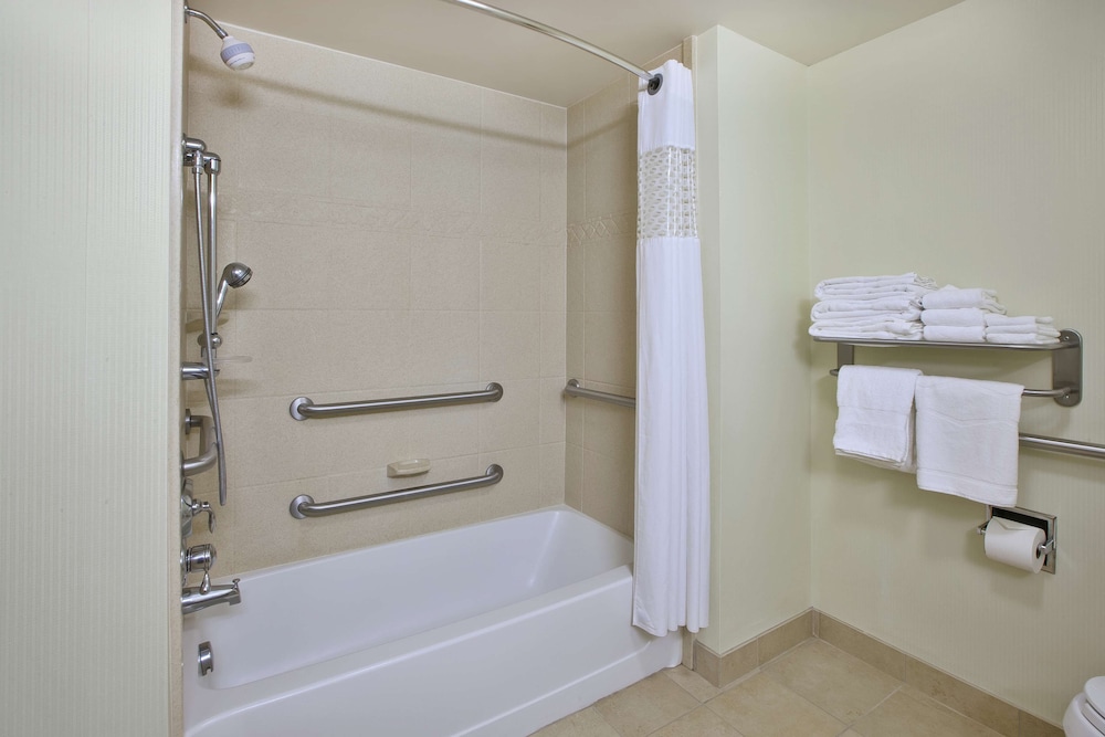 Hampton Inn Suites Plattsburgh 22/47