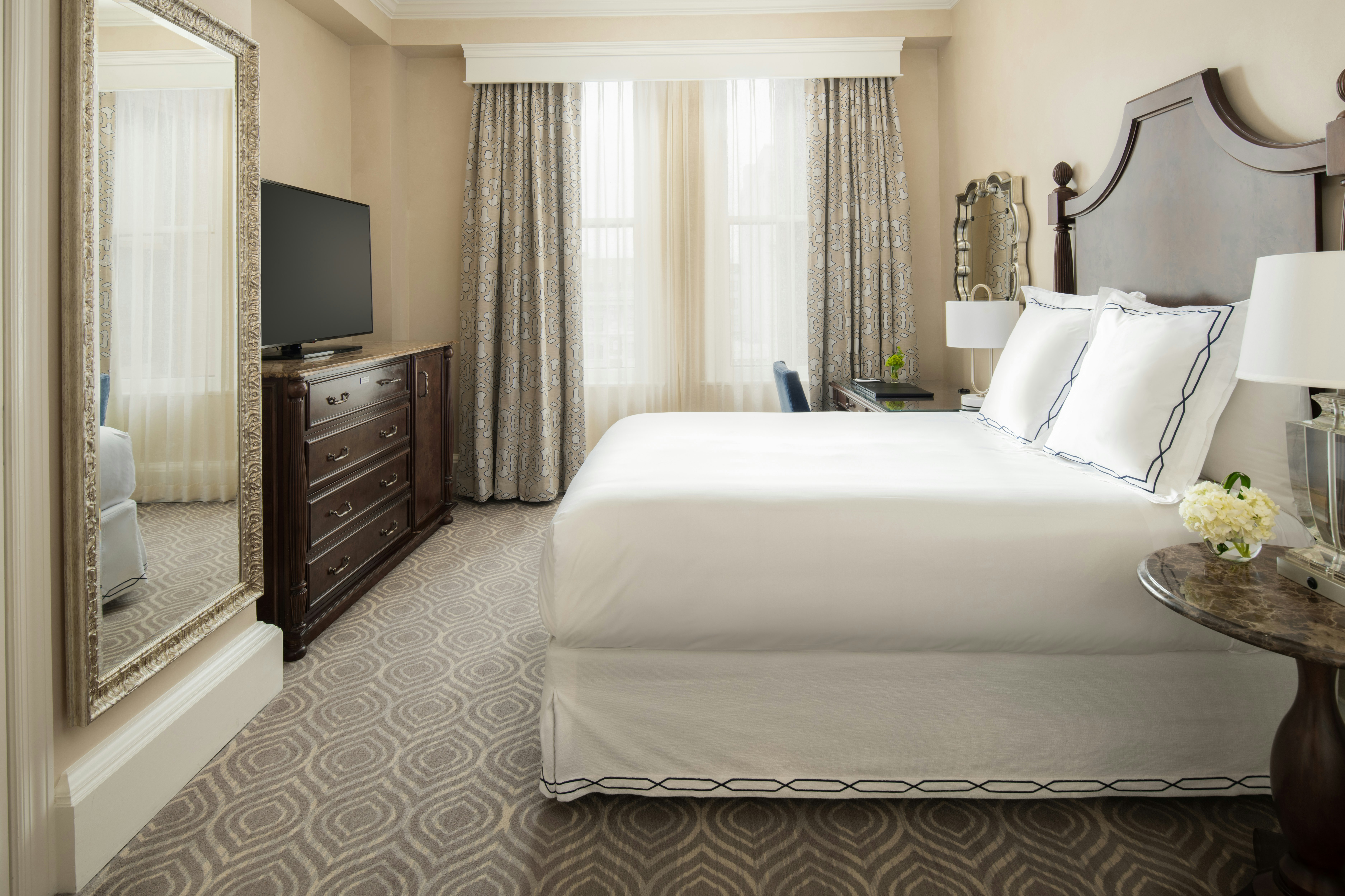 ROOM, QUEEN BED