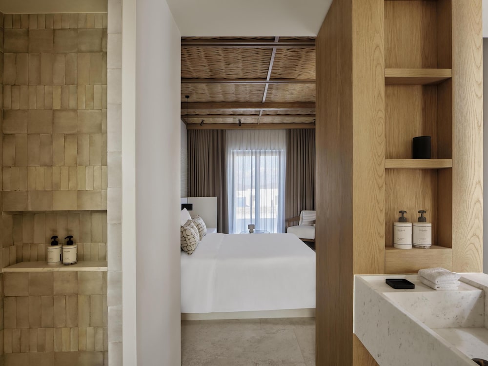 Parian Chronicle Hotel Paros 49/50