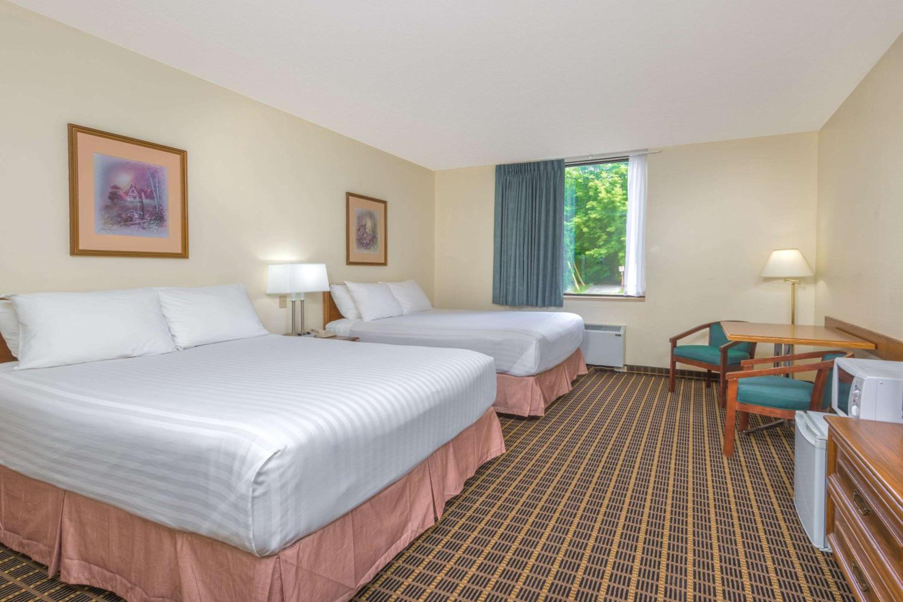 Howard Johnson by Wyndham Tillsonburg 14/28