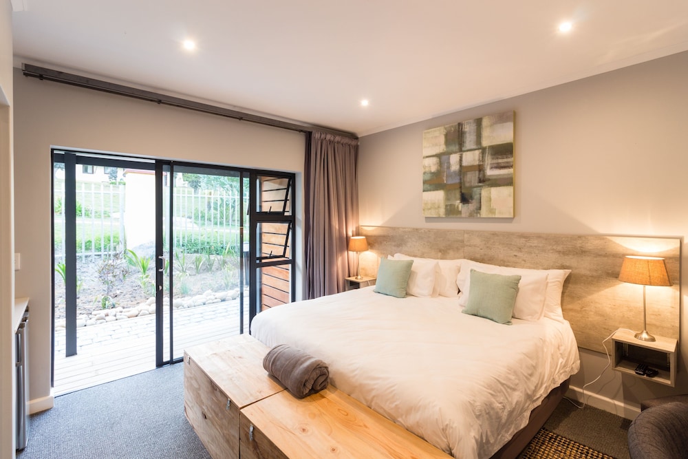 ROOM, DOUBLE OR TWIN BED