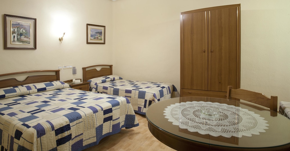 ROOM, QUADRUPLE