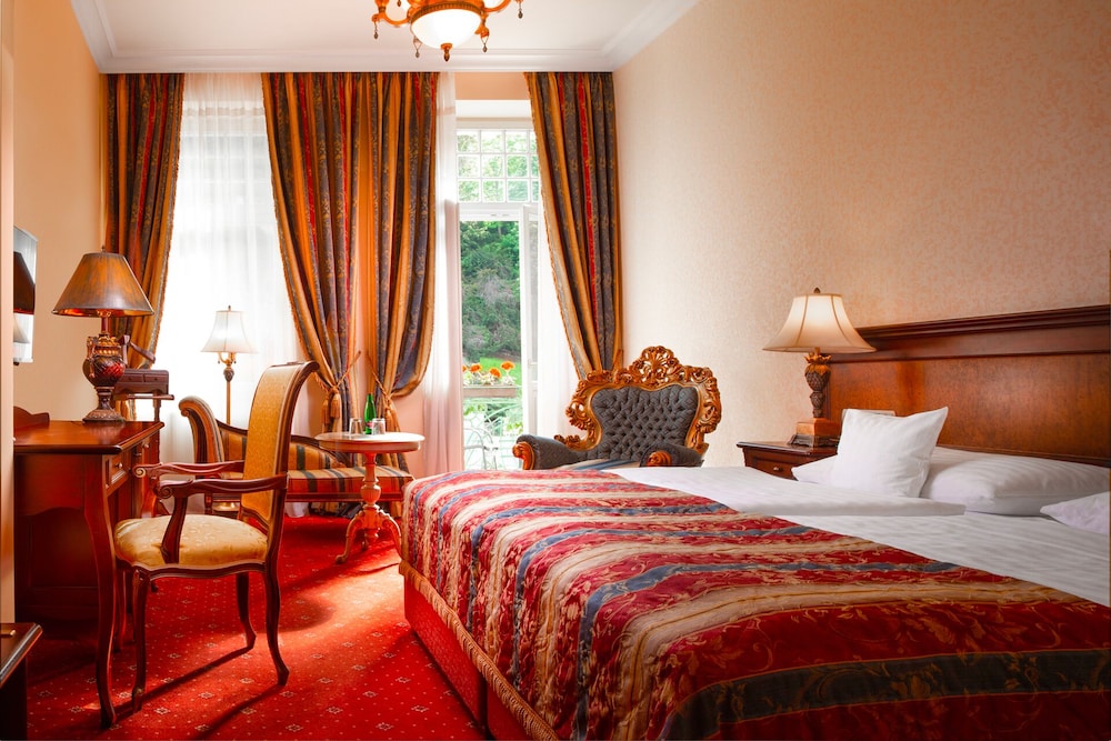 DELUXE, KING BED, CITY VIEW