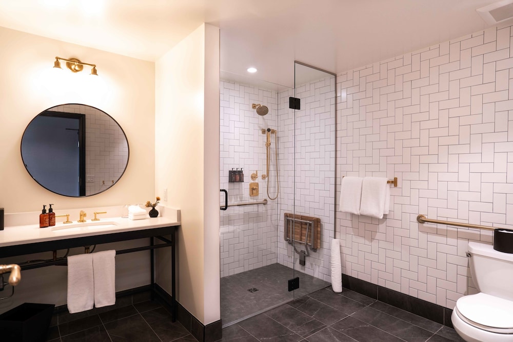 PIED A TERRE, KING BED, ACCESSIBLE