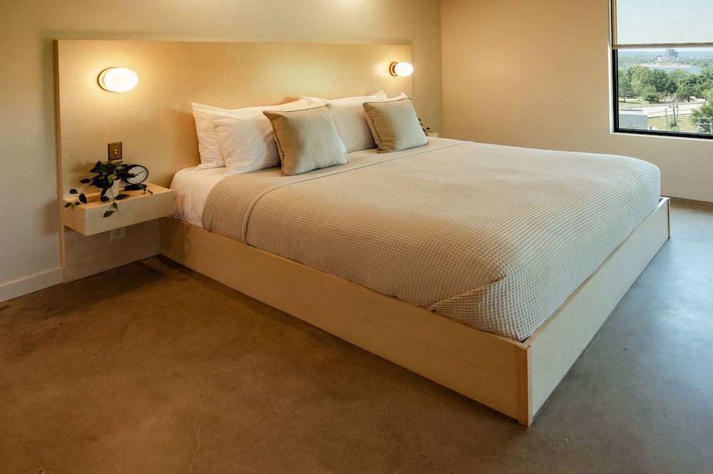 Room, King Bed, West Side