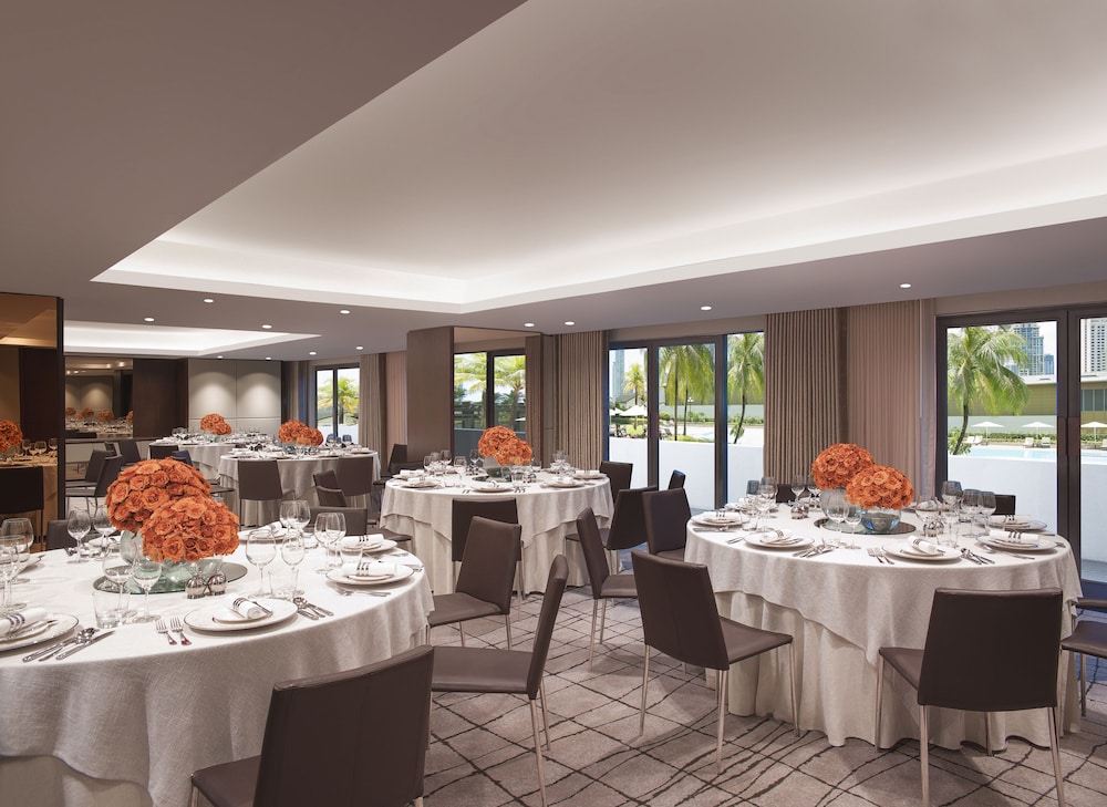 New World Makati Hotel 33/47