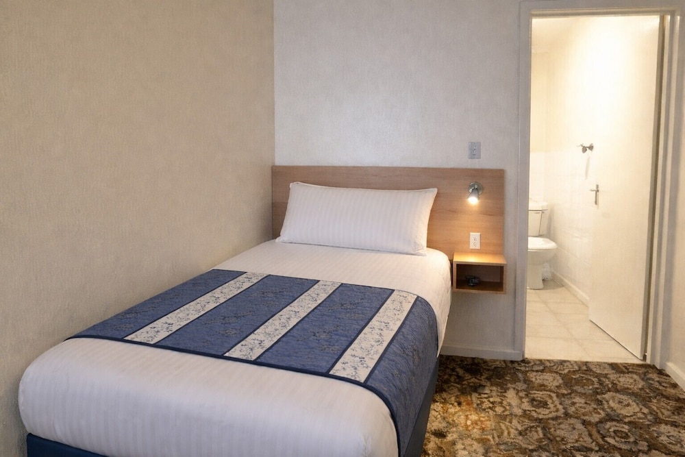 ROOM, SINGLE