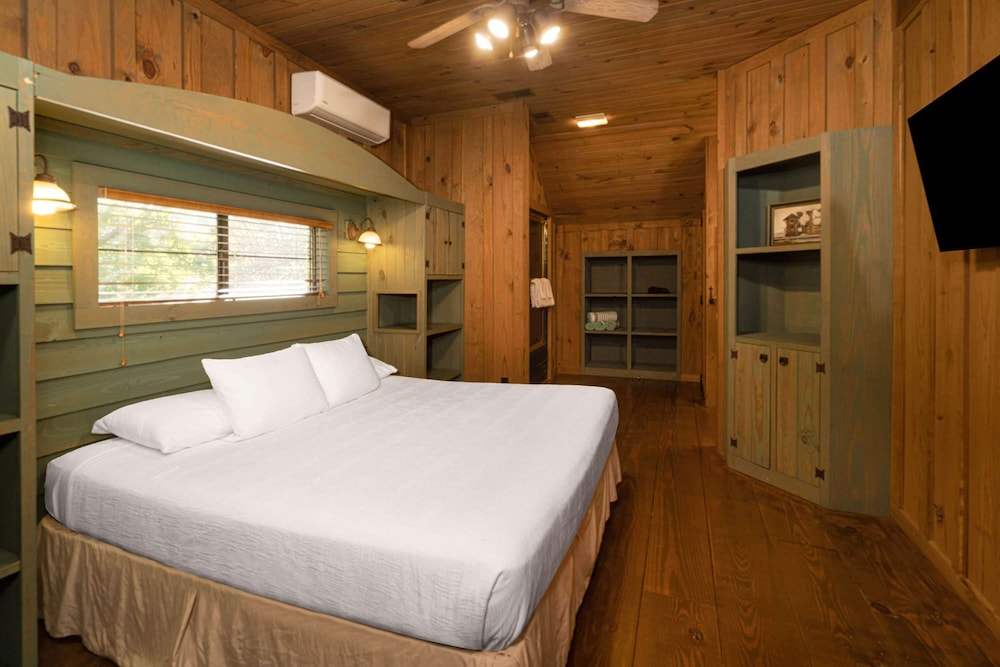 The Cabins At Green Mountain 16/68
