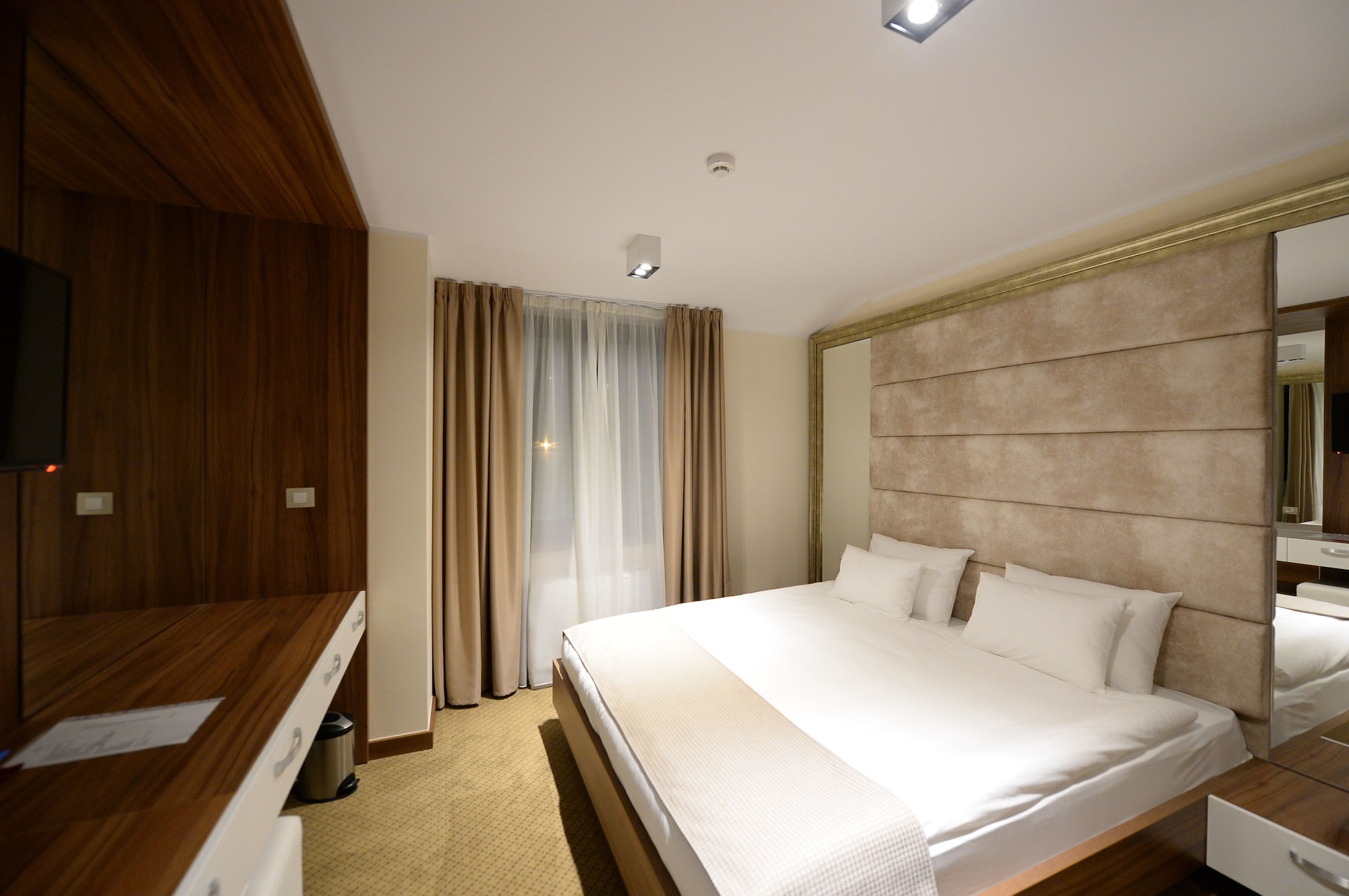 ROOM, QUEEN BED, MOUNTAIN VIEW