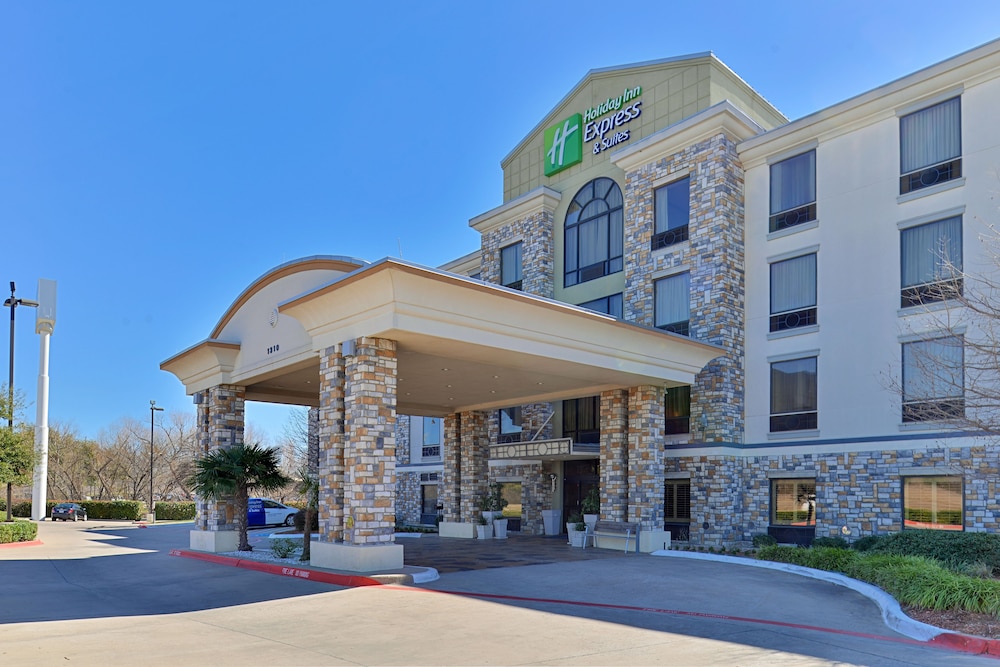 Holiday Inn Express Hotel Suites Dallas South Desoto 67/72