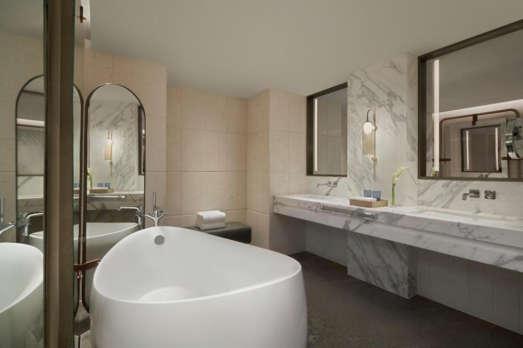 Vice President, Suite, King Bed, Ocean View, Balcony، Marriott Yalong Bay 2/3