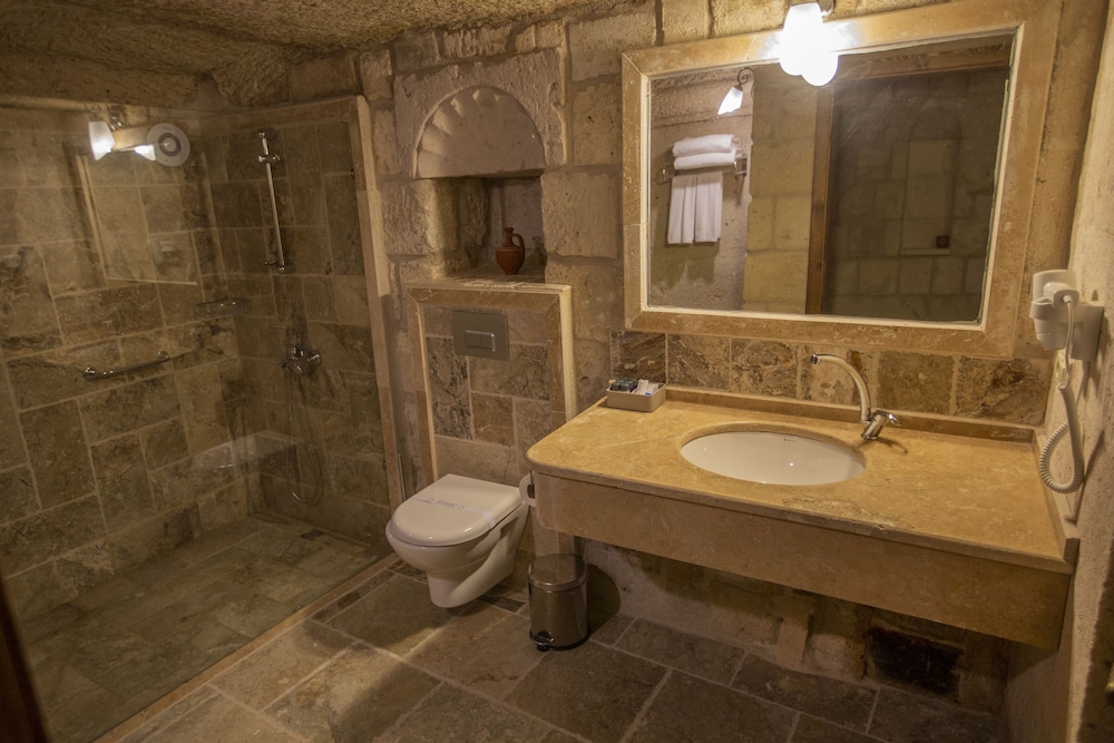 Cave, Twin Beds, King Bed