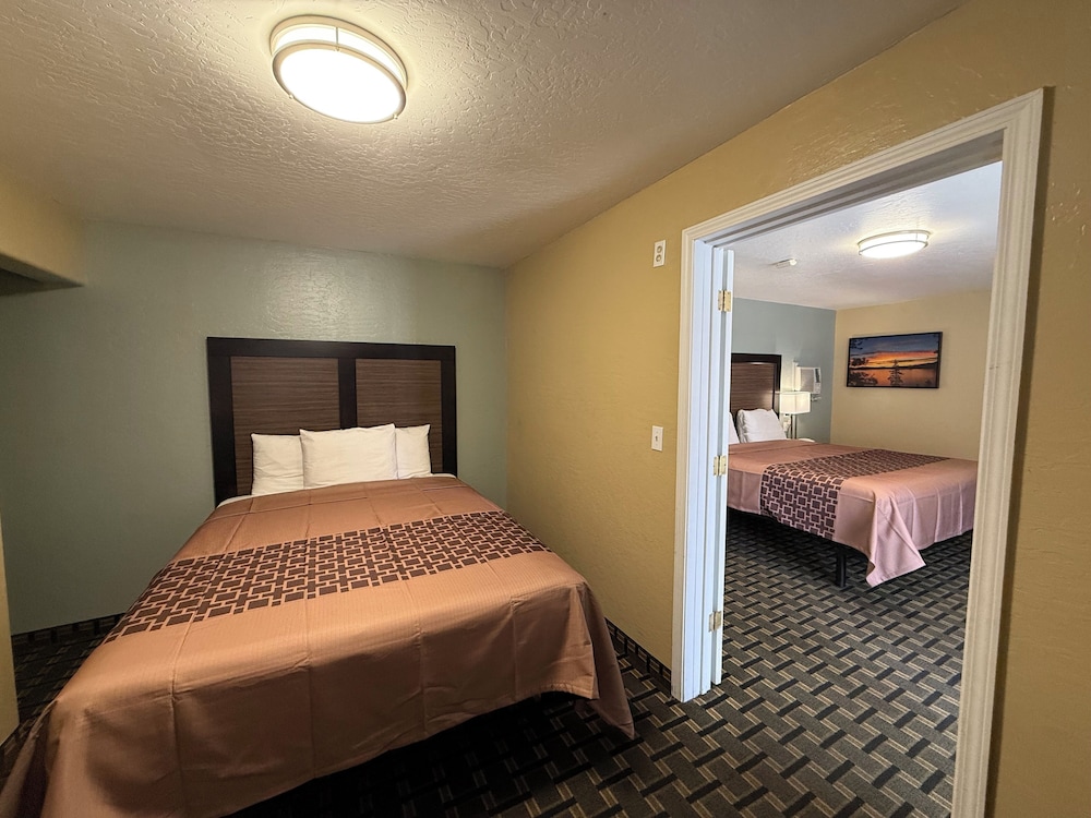 Pinewood Inn 33/55