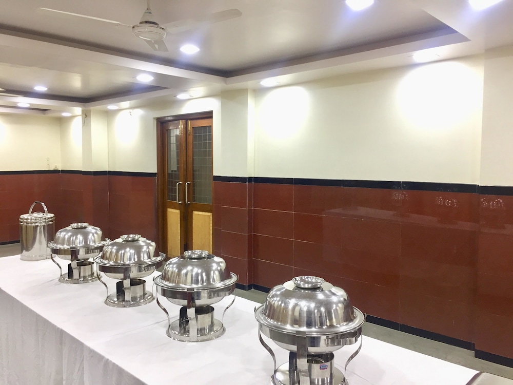 Hotel New Uttam Hira Palace 32/34