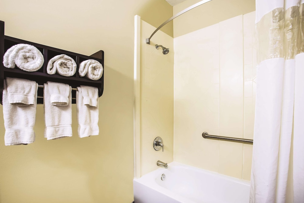 La Quinta Inn & Suites by Wyndham Evansville 6/43