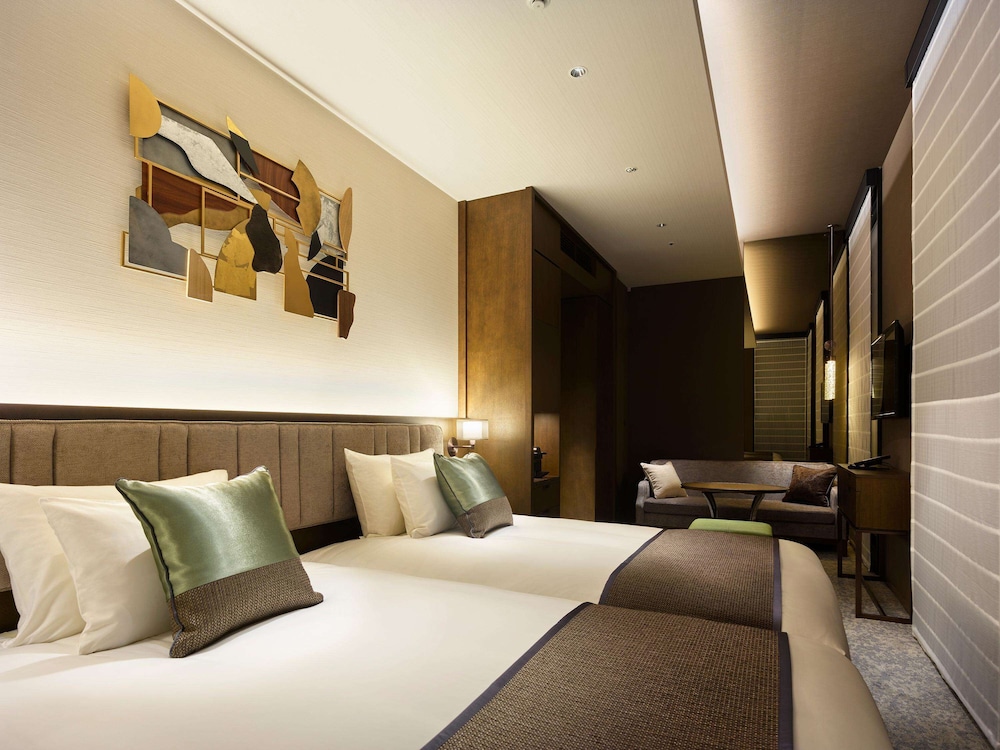 SUPERIOR, 2 BEDS, CORNER