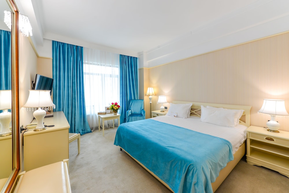 Phoenicia Grand Hotel 19/74