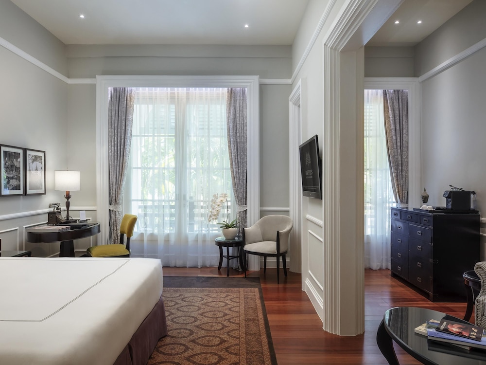 Colonial, Suite, King Bed 6/10