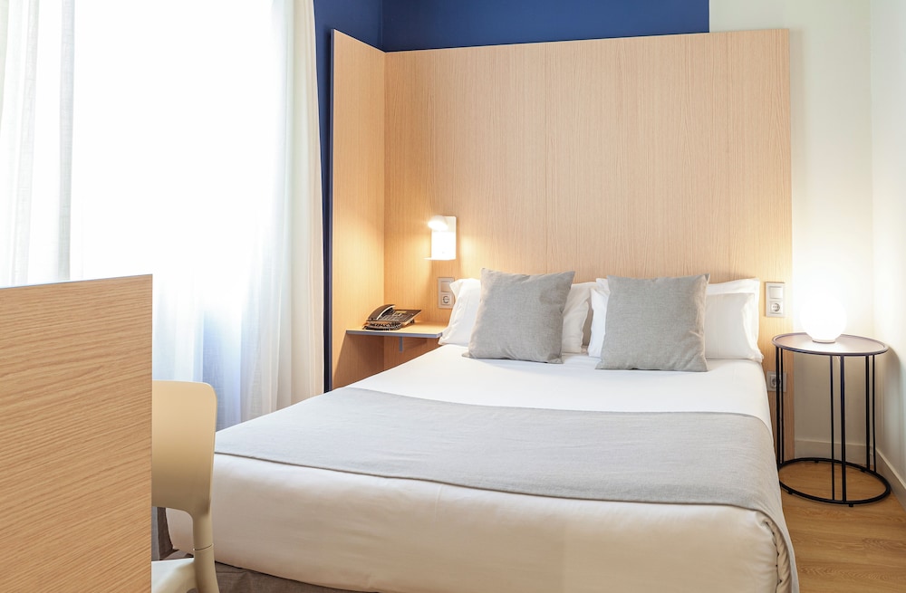 ROOM, QUADRUPLE