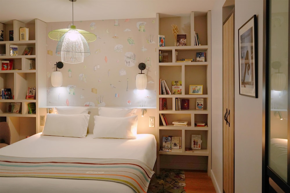 APARTMENT, KING BED, KITCHEN