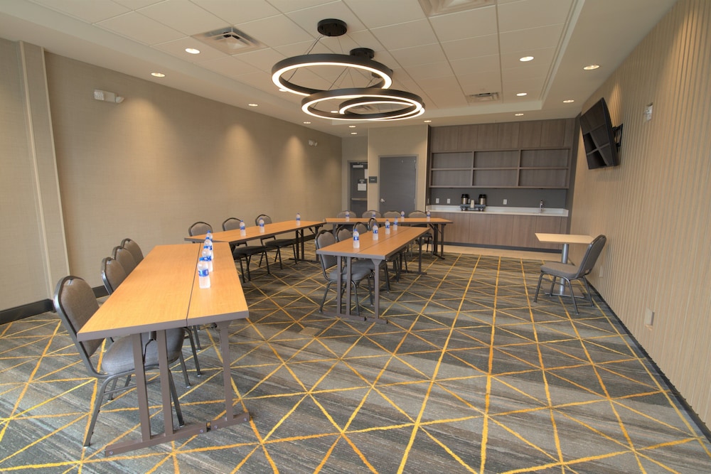 Holiday Inn Suites Hopkinsville Convention Ctr 37/41
