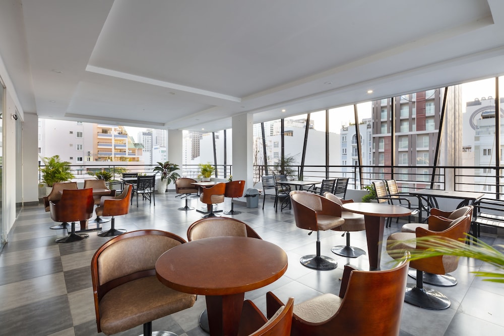 Maple Leaf Hotel & Apartment 54/75