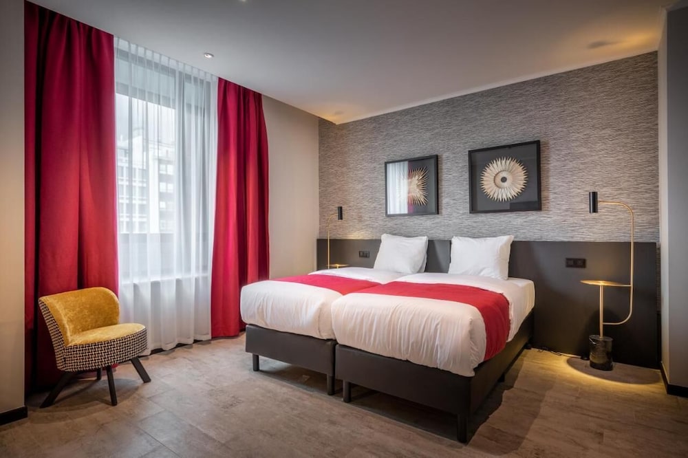 ROOM, TWIN BEDS