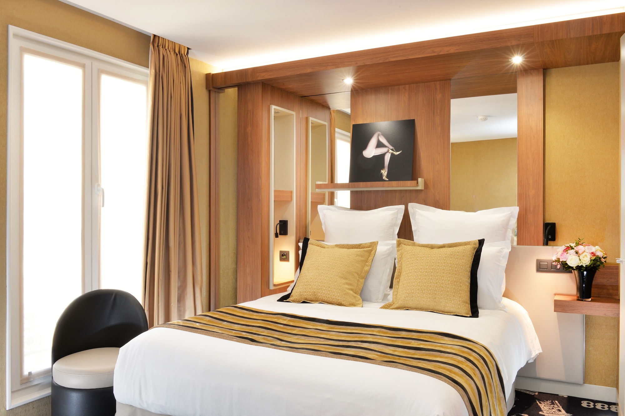 Room, Queen Bed, Sacre Coeur View
