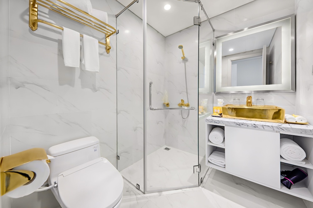 غرفة سوبيريور بسرير كينج بإطلالة على المدينة بشرفة، Wyndham Danang Golden Bay 5/7
