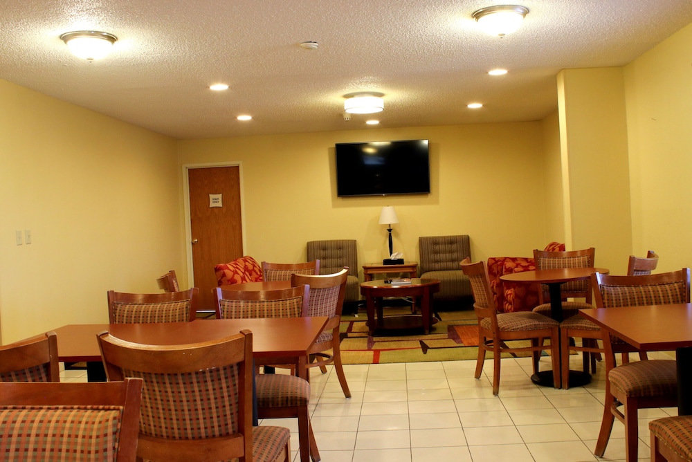 Days Inn Suites By Wyndham Bloomington Normal Il 36/45