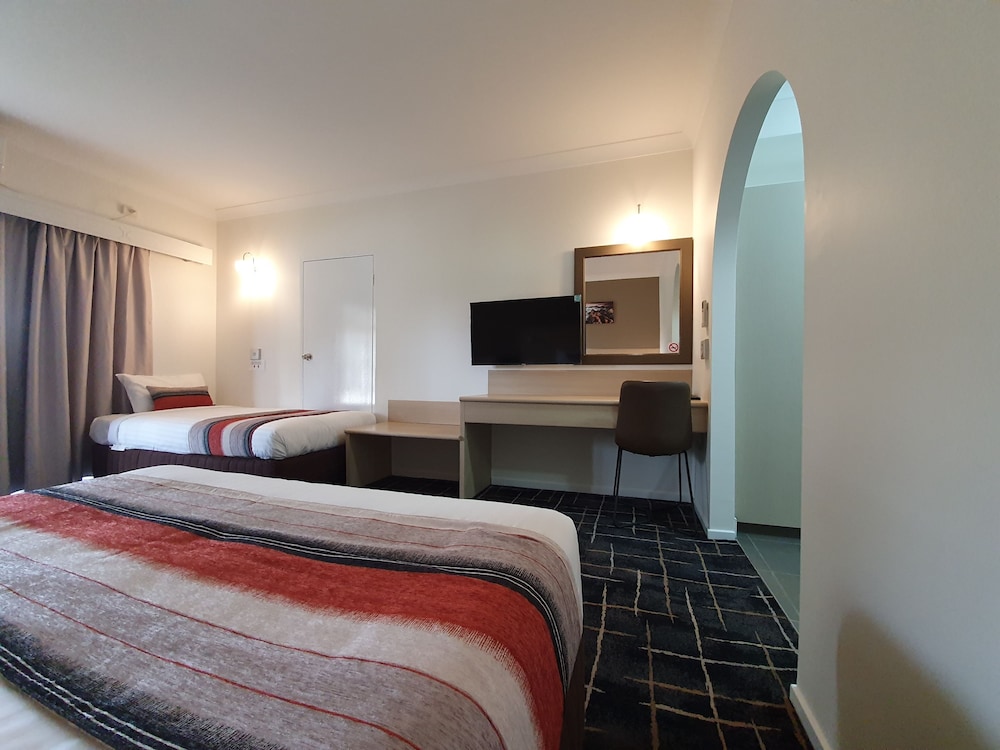 DELUXE, 1 QUEEN AND 1 SINGLE BED, KITCHENETTE