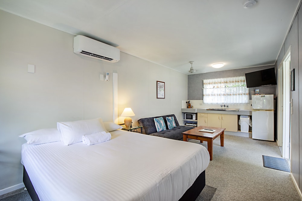 Bush Village Budget Cabins 28/73