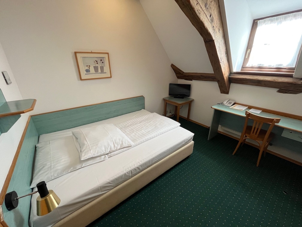 ROOM, SINGLE