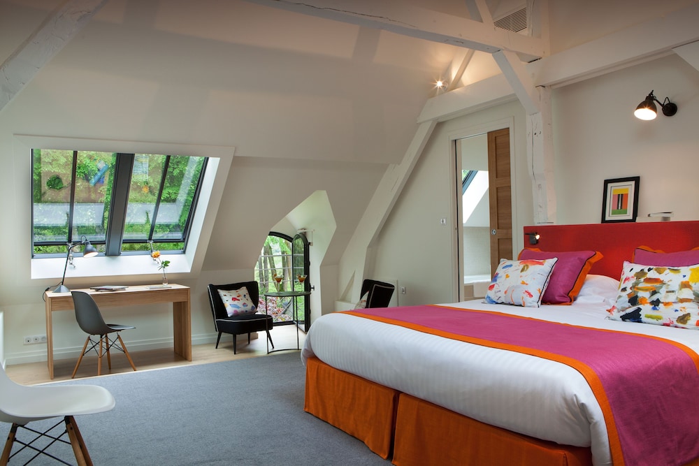 Pavilion, Queen Bed