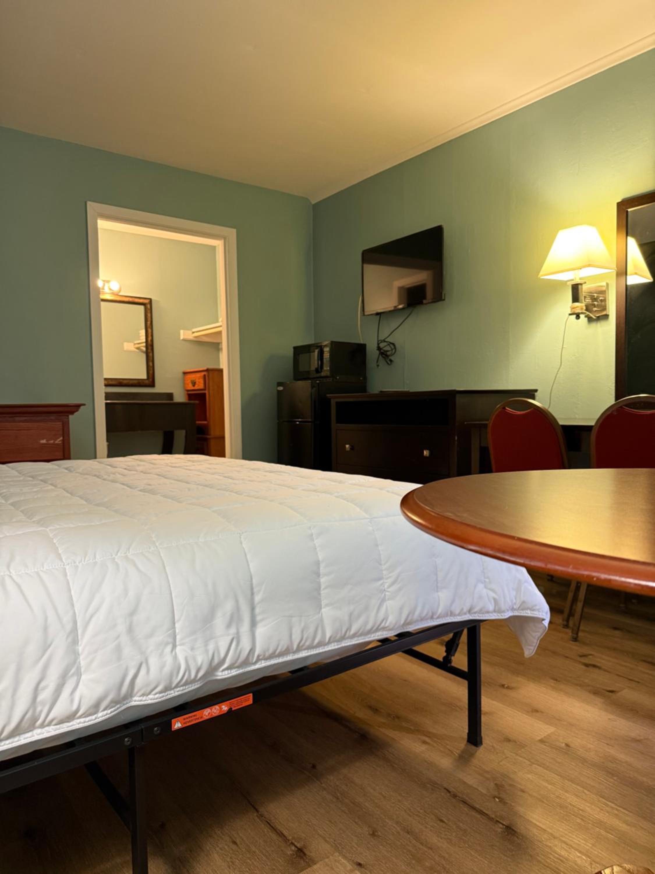 Country Club Inn &amp; Suites 12/51