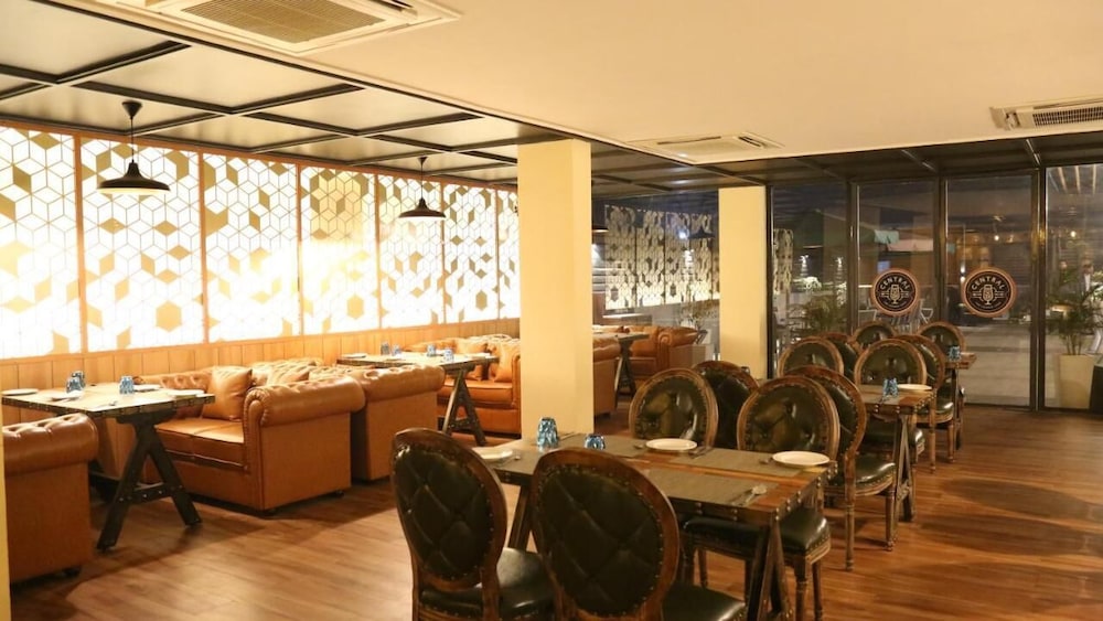 Fabhotel Hotel V Charbagh 23/26