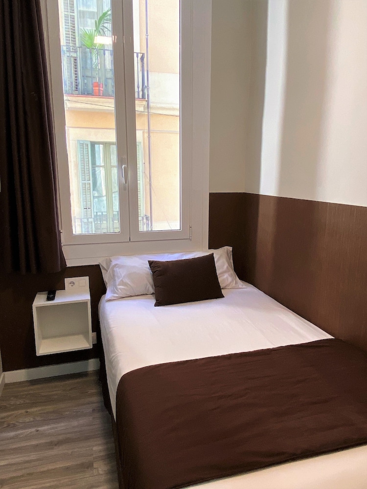 ROOM, SINGLE