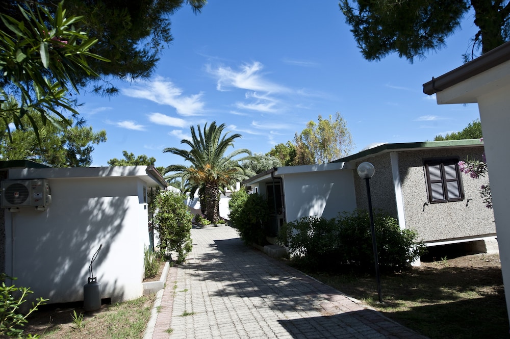 VILLAGGIO LE DIOMEDEE 60/70