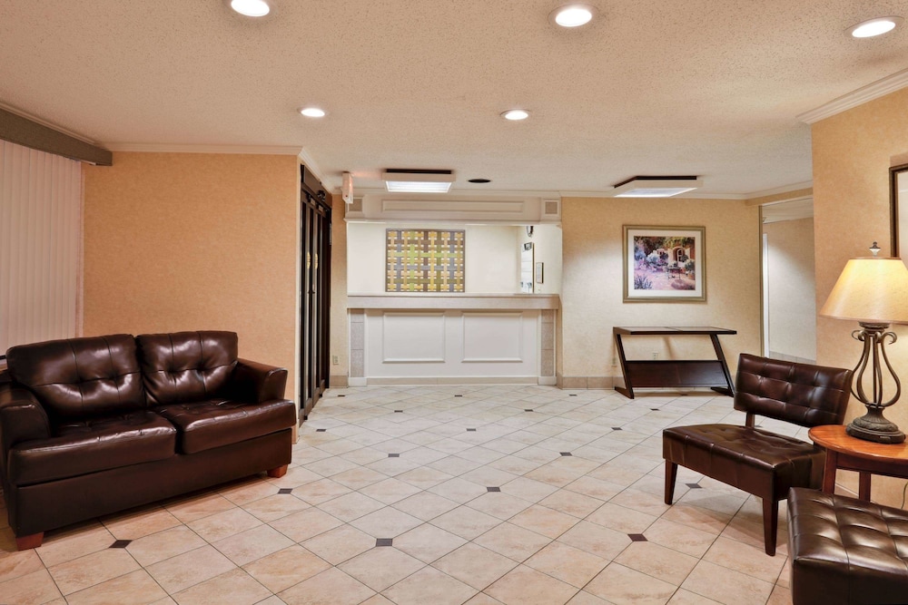 La Quinta Inn & Suites by Wyndham Tampa Fairgrounds - Casino 35/43