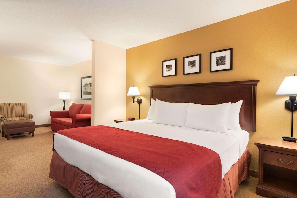 SUITE, KING BED, ACCESSIBLE
