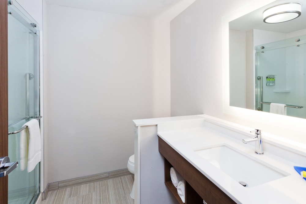 Holiday Inn Express & Suites Fayetteville 11/62