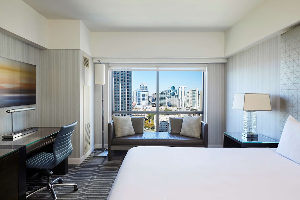 Manchester Grand Hyatt San Diego 12/70
