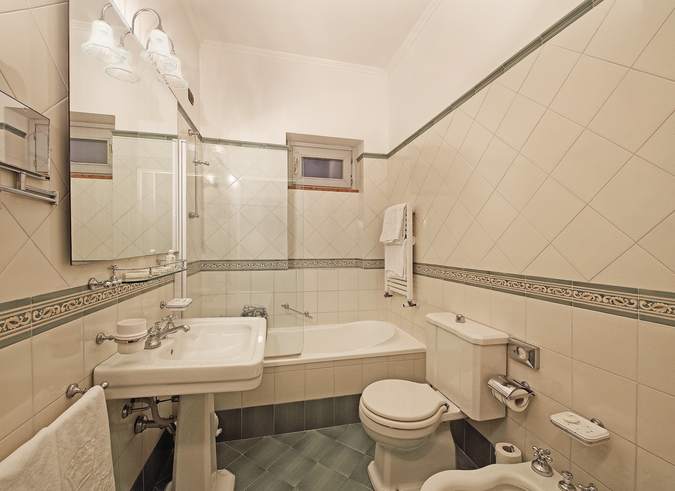 غرفة ديلوكس بسرير مزدوج بإطلالة على البحيرة بشرفة مع سرير إضافي، Hotel Savoy Palace 6/8