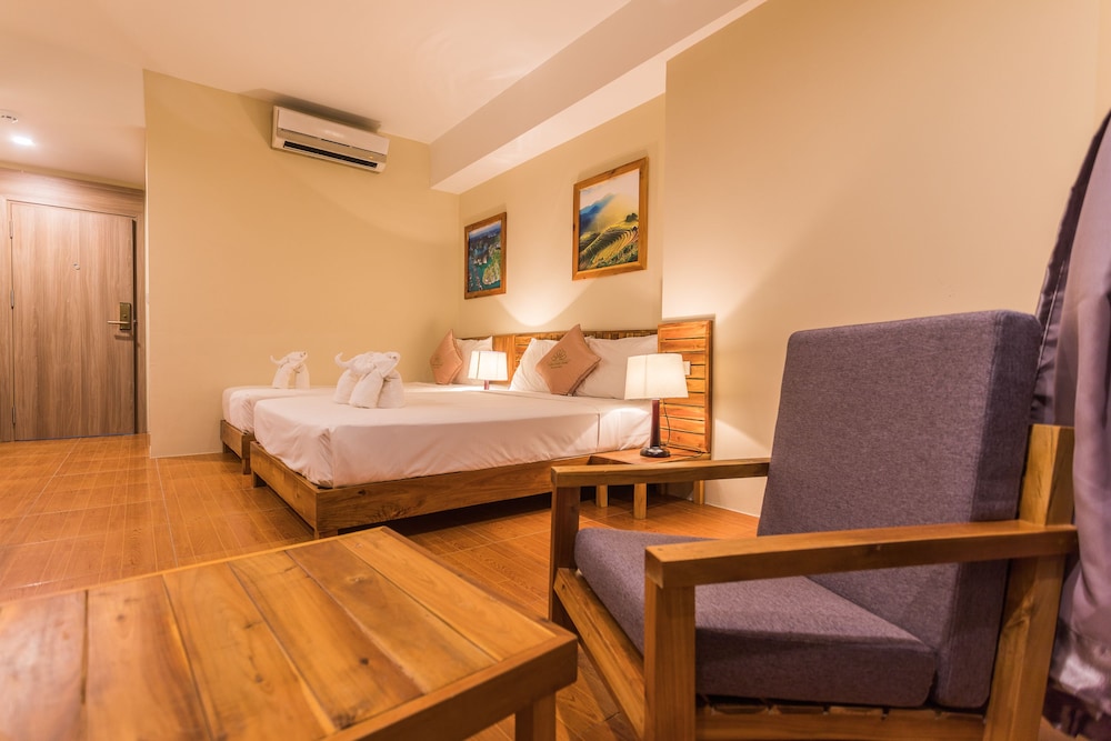 Golden Daisy Hotel 38/68