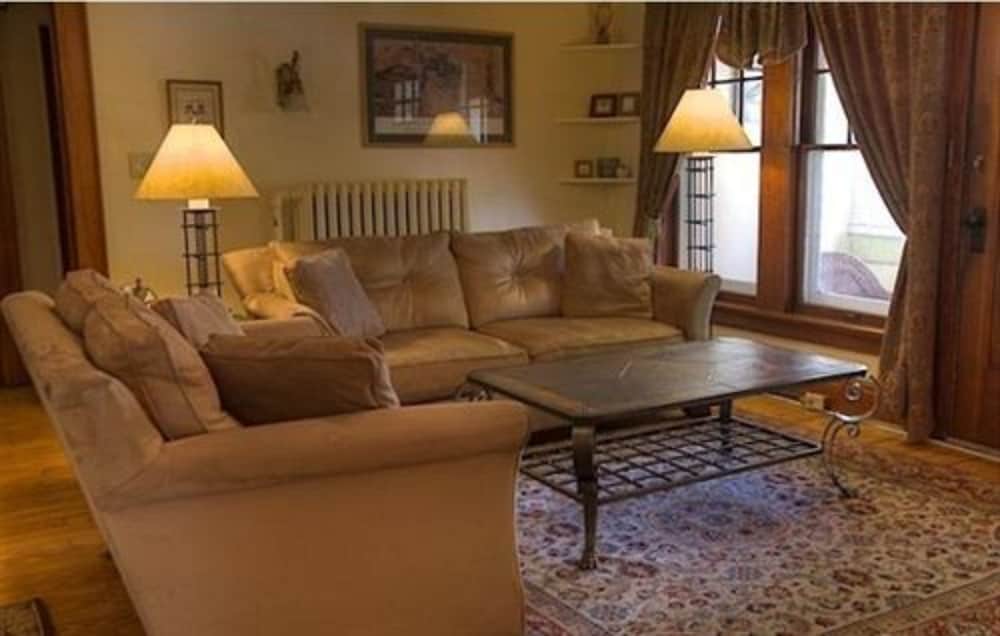 Oliver Inn Bed and Breakfast 34/54