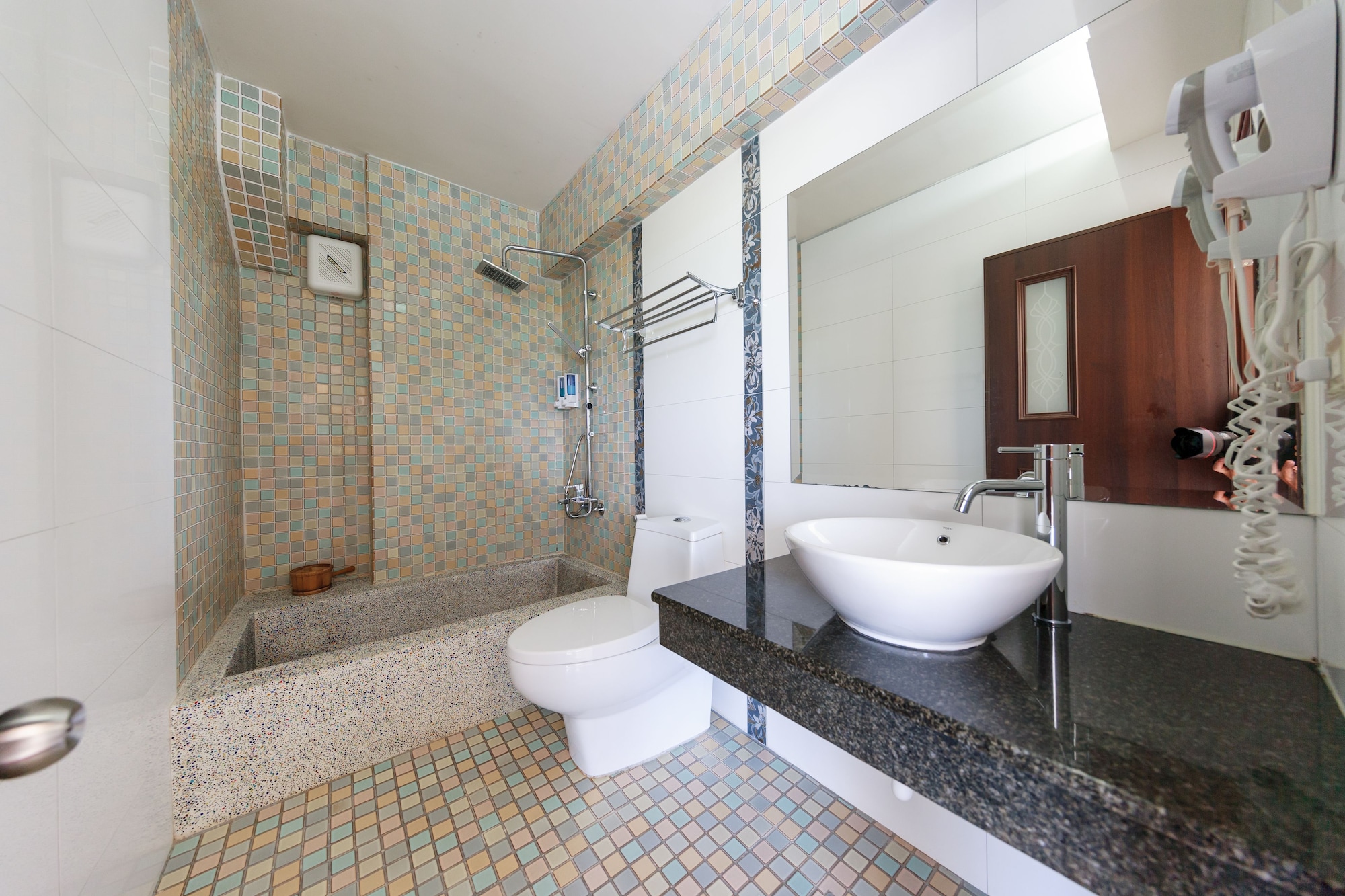 FAMILY, MULTIPLE BEDS, BALCONY, BATHTUB