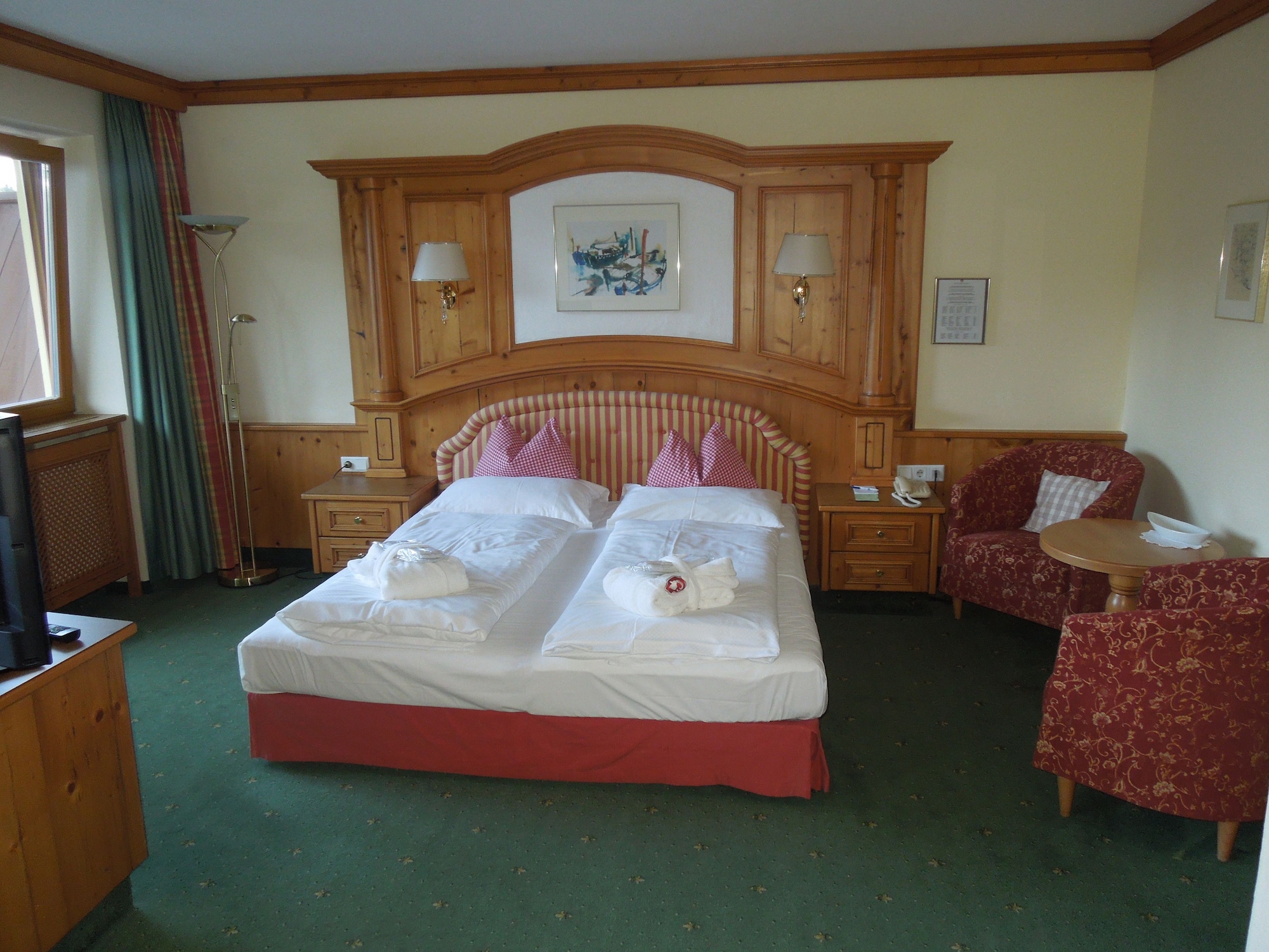 QUEEN BED, BATHTUB