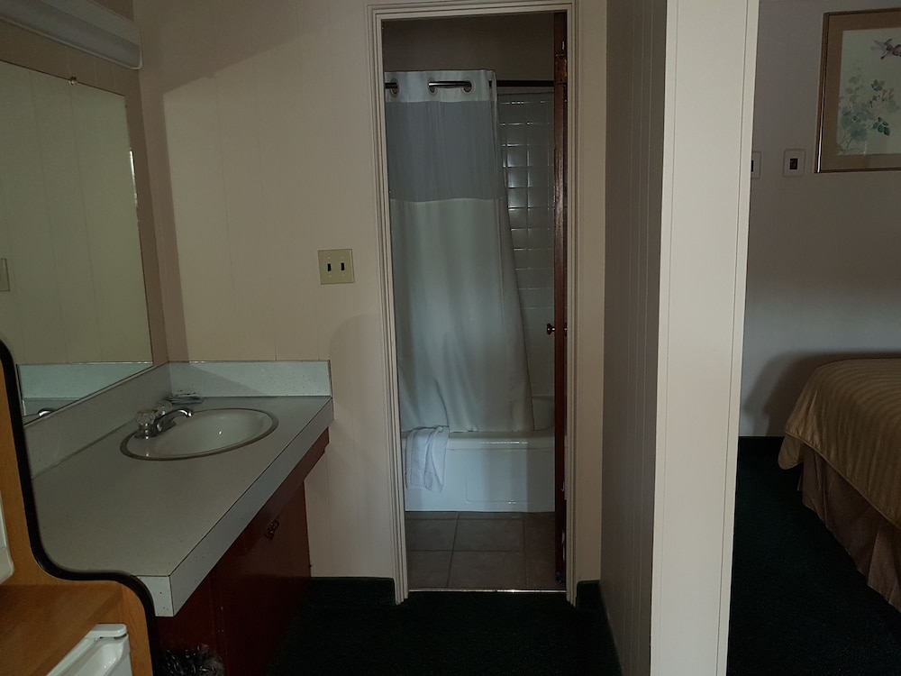 Town House Motel Inc 14/33